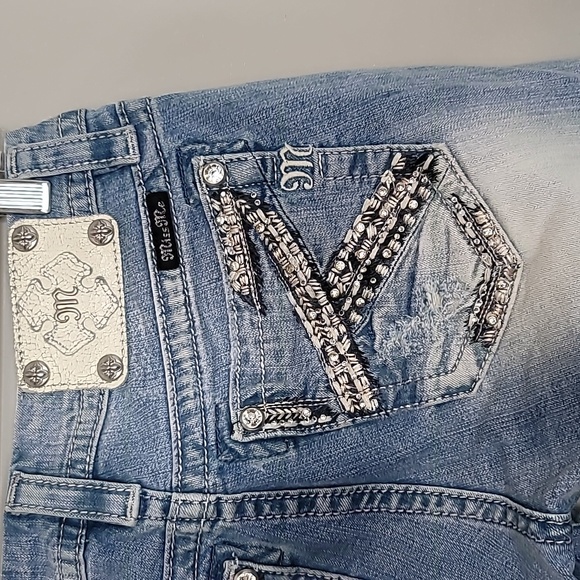 Miss Me mid jean shorts size 28 equivalent to a size 6 - Picture 6 of 10